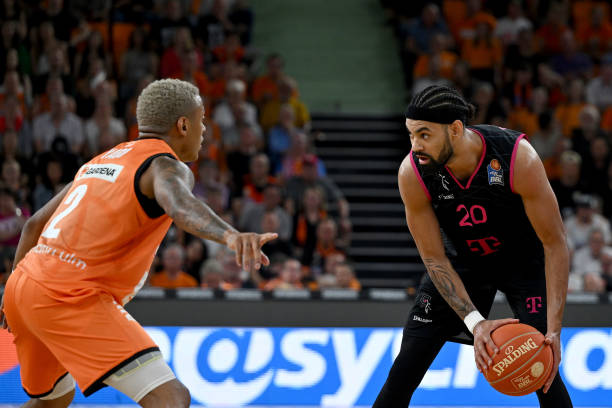 季在防守端 季在防守端